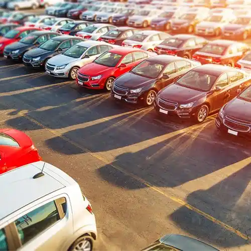 Een ervaren autoverkoper voert professioneel auto verkopen online uit